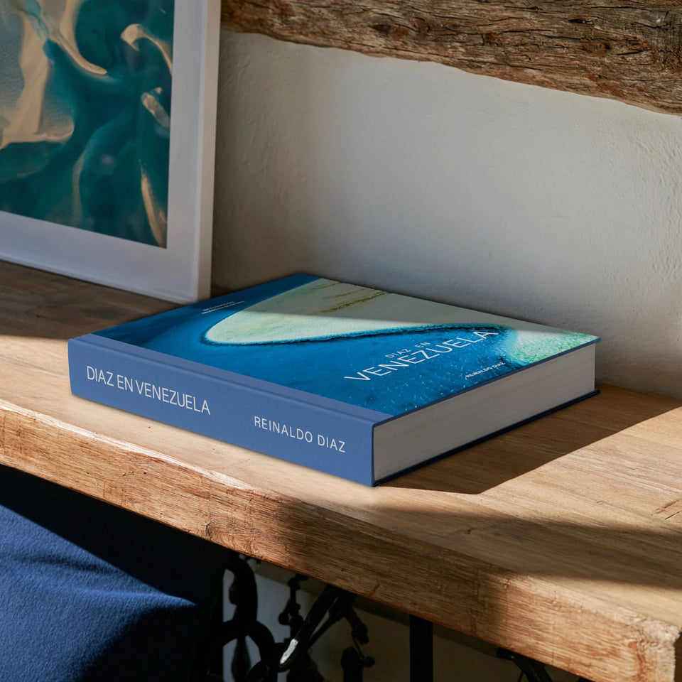 El libro Diaz en Venezuela sobre una consola de madera iluminada por el sol