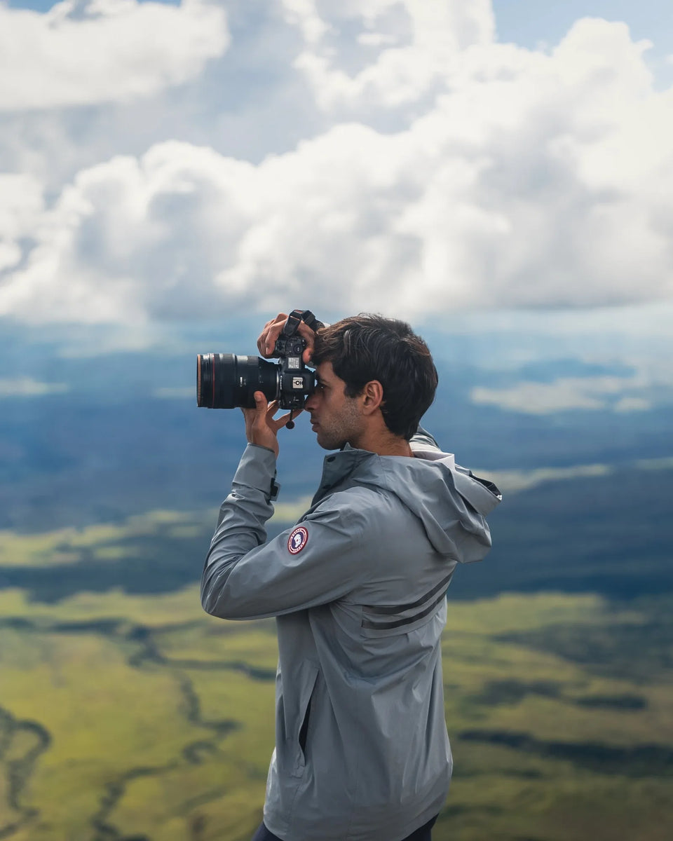 Reinaldo Díaz fotografiando el paisaje