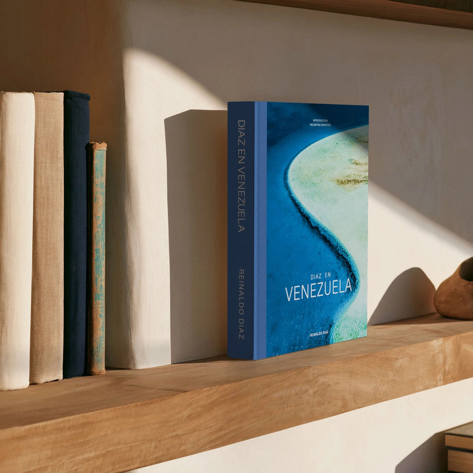 El libro Diaz en Venezuela de pie en una estantería de madera