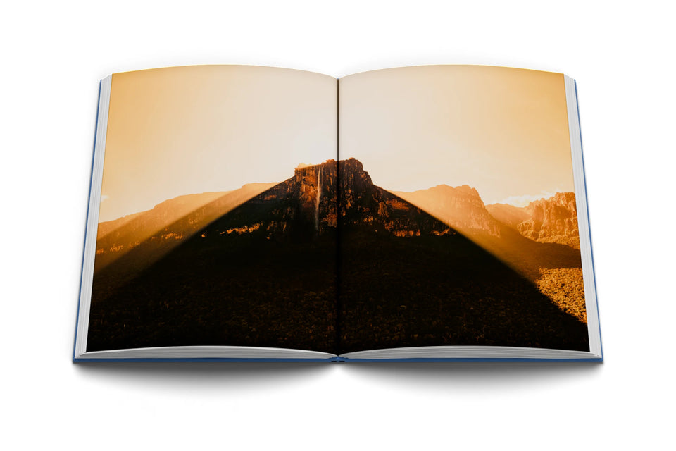 Libro abierto con el Salto Ángel entre haces de luz al atardecer