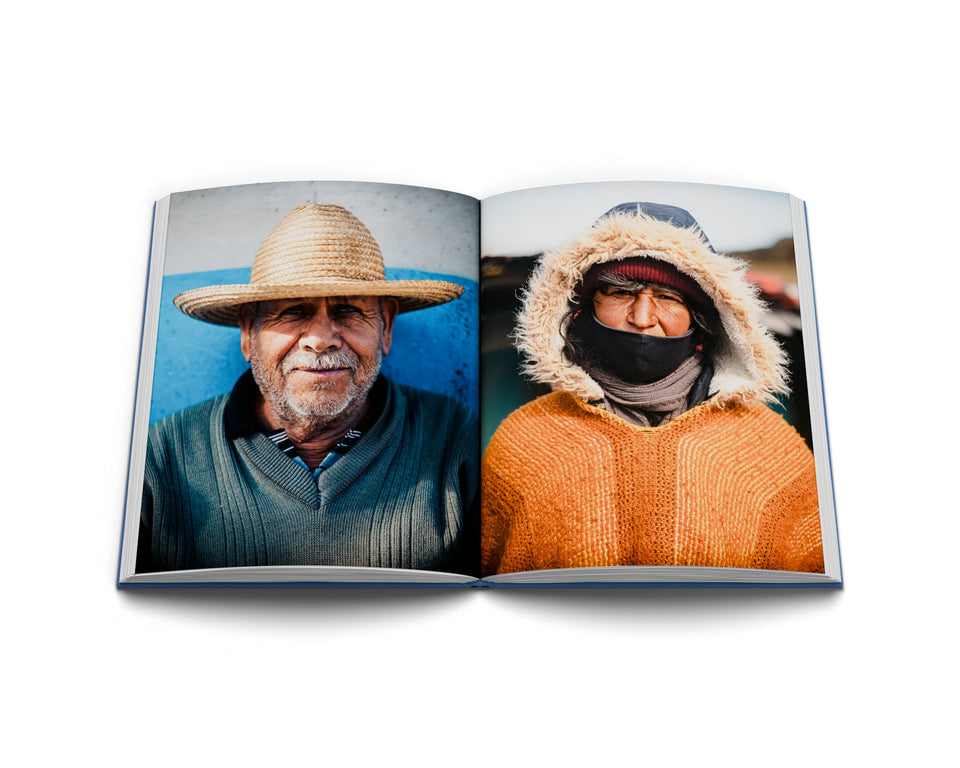 Libro abierto con retratos